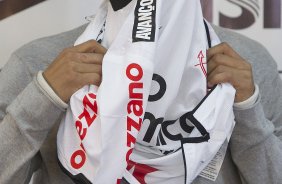 O atacante Emerson Sheik é apresentado, após o treino do Corinthians esta manhã no CT Joaquim Grava, no Parque Ecológico do Tiete. O time se prepara para o jogo contra o Coritiba, dia 29/05, domingo a tarde, no estádio da Fonte Luminosa, em Araraquara, pela 2ª rodada do Brasileirão 2011