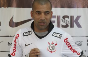 O atacante Emerson Sheik é apresentado, após o treino do Corinthians esta manhã no CT Joaquim Grava, no Parque Ecológico do Tiete. O time se prepara para o jogo contra o Coritiba, dia 29/05, domingo a tarde, no estádio da Fonte Luminosa, em Araraquara, pela 2ª rodada do Brasileirão 2011