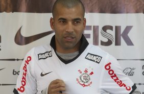 O atacante Emerson Sheik  apresentado, aps o treino do Corinthians esta manh no CT Joaquim Grava, no Parque Ecolgico do Tiete. O time se prepara para o jogo contra o Coritiba, dia 29/05, domingo a tarde, no estdio da Fonte Luminosa, em Araraquara, pela 2 rodada do Brasileiro 2011