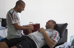 O atacante Emerson 'Sheik' se encontra pela primeira vez com seu parceiro Adriano que esta fazendo fisioterapia, durante treino do Corinthians esta manhã no CT Joaquim Grava, no Parque Ecológico do
Tiete. O time se prepara para o jogo contra o Coritiba, dia 29/05, domingo a tarde, no estádio da Fonte Luminosa, em Araraquara, pela 2ª rodada do Brasileirão 2011