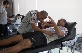 O atacante Emerson 'Sheik' se encontra pela primeira vez com seu parceiro Adriano que esta fazendo fisioterapia, durante treino do Corinthians esta manh no CT Joaquim Grava, no Parque Ecolgico do 
Tiete. O time se prepara para o jogo contra o Coritiba, dia 29/05, domingo a tarde, no estdio da Fonte Luminosa, em Araraquara, pela 2 rodada do Brasileiro 2011