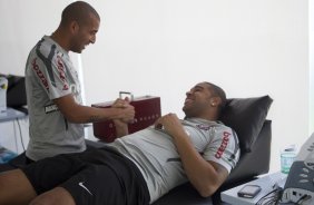 O atacante Emerson 'Sheik' se encontra pela primeira vez com seu parceiro Adriano que esta fazendo fisioterapia, durante treino do Corinthians esta manhã no CT Joaquim Grava, no Parque Ecológico do
Tiete. O time se prepara para o jogo contra o Coritiba, dia 29/05, domingo a tarde, no estádio da Fonte Luminosa, em Araraquara, pela 2ª rodada do Brasileirão 2011
