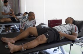 O atacante Emerson 'Sheik' se encontra pela primeira vez com seu parceiro Adriano que esta fazendo fisioterapia, durante treino do Corinthians esta manh no CT Joaquim Grava, no Parque Ecolgico do 
Tiete. O time se prepara para o jogo contra o Coritiba, dia 29/05, domingo a tarde, no estdio da Fonte Luminosa, em Araraquara, pela 2 rodada do Brasileiro 2011