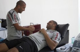O atacante Emerson 'Sheik' se encontra pela primeira vez com seu parceiro Adriano que esta fazendo fisioterapia, durante treino do Corinthians esta manhã no CT Joaquim Grava, no Parque Ecológico do
Tiete. O time se prepara para o jogo contra o Coritiba, dia 29/05, domingo a tarde, no estádio da Fonte Luminosa, em Araraquara, pela 2ª rodada do Brasileirão 2011