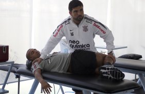 O fisioterapeuta Bruno Mazziotti fazendo alongamento em Emerson durante treino do Corinthians esta manhã no CT Joaquim Grava, no Parque Ecológico do
Tiete. O time se prepara para o jogo contra o Coritiba, dia 29/05, domingo a tarde, no estádio da Fonte Luminosa, em Araraquara, pela 2ª rodada do Brasileirão 2011