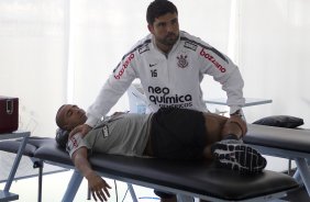 O fisioterapeuta Bruno Mazziotti fazendo alongamento em Emerson durante treino do Corinthians esta manh no CT Joaquim Grava, no Parque Ecolgico do 
Tiete. O time se prepara para o jogo contra o Coritiba, dia 29/05, domingo a tarde, no estdio da Fonte Luminosa, em Araraquara, pela 2 rodada do Brasileiro 2011