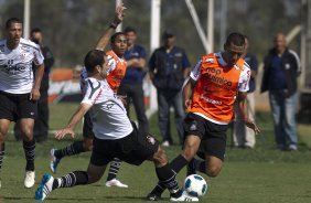 Danilo e Luis Ramirez durante treino do Corinthians esta manh no CT Joaquim Grava, no Parque Ecolgico do Tiete. O time se prepara para o jogo contra o Coritiba, dia 29/05, domingo a tarde, no estdio da Fonte Luminosa, em Araraquara, pela 2 rodada do Brasileiro 2011