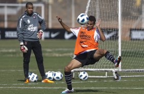 Danilo Fernandes observa Weldinho durante treino do Corinthians esta manh no CT Joaquim Grava, no Parque Ecolgico do Tiete. O time se prepara para o jogo contra o Coritiba, dia 29/05, domingo a tarde, no estdio da Fonte Luminosa, em Araraquara, pela 2 rodada do Brasileiro 2011