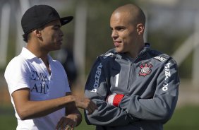 Dentinho, que foi vendido para o Shakhtar Donetsk, da Ucrnia, ao lado de Julio Cesar, veio se despedir dos companheiros, durante treino do Corinthians esta manh no CT Joaquim Grava, no Parque Ecolgico do Tiete. O time se prepara para o jogo contra o Coritiba, dia 29/05, domingo a tarde, no estdio da Fonte Luminosa, em Araraquara, pela 2 rodada do Brasileiro 2011