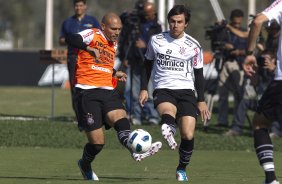 Edno e Willian durante treino do Corinthians esta manh no CT Joaquim Grava, no Parque Ecolgico do Tiete. O time se prepara para o jogo contra o Coritiba, dia 29/05, domingo a tarde, no estdio da Fonte Luminosa, em Araraquara, pela 2 rodada do Brasileiro 2011