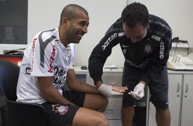 Emerson e o fisiologista Antnio Fedato Filho durante treino do Corinthians esta manh no CT Joaquim Grava, no Parque Ecolgico do Tiete. O time se prepara para o jogo contra o Coritiba, dia 29/05, domingo a tarde, no estdio da Fonte Luminosa, em Araraquara, pela 2 rodada do Brasileiro 2011