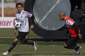 Fabio Santos e Edno durante treino do Corinthians esta manh no CT Joaquim Grava, no Parque Ecolgico do Tiete. O time se prepara para o jogo contra o Coritiba, dia 29/05, domingo a tarde, no estdio da Fonte Luminosa, em Araraquara, pela 2 rodada do Brasileiro 2011