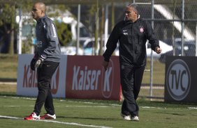 Julio Cesar e o tcnico Tite durante treino do Corinthians esta manh no CT Joaquim Grava, no Parque Ecolgico do Tiete. O time se prepara para o jogo contra o Coritiba, dia 29/05, domingo a tarde, no estdio da Fonte Luminosa, em Araraquara, pela 2 rodada do Brasileiro 2011