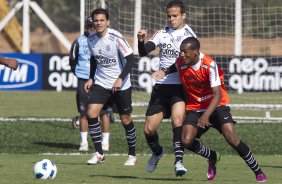 Moraes divida a jogada com Edenilson durante treino do Corinthians esta manh no CT Joaquim Grava, no Parque Ecolgico do Tiete. O time se prepara para o jogo contra o Coritiba, dia 29/05, domingo a tarde, no estdio da Fonte Luminosa, em Araraquara, pela 2 rodada do Brasileiro 2011