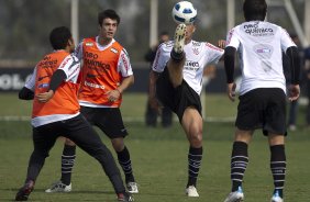 Nene Bonilha observa Ralf durante treino do Corinthians esta manh no CT Joaquim Grava, no Parque Ecolgico do Tiete. O time se prepara para o jogo contra o Coritiba, dia 29/05, domingo a tarde, no estdio da Fonte Luminosa, em Araraquara, pela 2 rodada do Brasileiro 2011