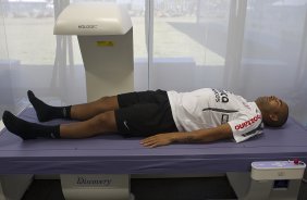 O atacante Emerson e submetido ao equipamento Dexa que faz uma analise da composicao corporal do atleta, pelo consultor de fisiologia Antnio Carlos Gomes, durante treino do Corinthians esta manh no CT Joaquim Grava, no Parque Ecolgico do Tiete. O time se prepara para o jogo contra o Coritiba, dia 29/05, domingo a tarde, no estdio da Fonte Luminosa, em Araraquara, pela 2 rodada do Brasileiro 2011