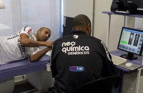 O atacante Emerson e submetido ao equipamento Dexa que faz uma analise da composicao corporal do atleta, pelo consultor de fisiologia Antnio Carlos Gomes, durante treino do Corinthians esta manh no CT Joaquim Grava, no Parque Ecolgico do Tiete. O time se prepara para o jogo contra o Coritiba, dia 29/05, domingo a tarde, no estdio da Fonte Luminosa, em Araraquara, pela 2 rodada do Brasileiro 2011