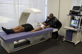 O atacante Emerson e submetido ao equipamento Dexa que faz uma analise da composicao corporal do atleta, pelo consultor de fisiologia Antnio Carlos Gomes, durante treino do Corinthians esta manh no CT Joaquim Grava, no Parque Ecolgico do Tiete. O time se prepara para o jogo contra o Coritiba, dia 29/05, domingo a tarde, no estdio da Fonte Luminosa, em Araraquara, pela 2 rodada do Brasileiro 2011