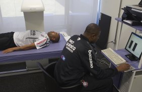 O atacante Emerson e submetido ao equipamento Dexa que faz uma analise da composicao corporal do atleta, pelo consultor de fisiologia Antnio Carlos Gomes, durante treino do Corinthians esta manh no CT Joaquim Grava, no Parque Ecolgico do Tiete. O time se prepara para o jogo contra o Coritiba, dia 29/05, domingo a tarde, no estdio da Fonte Luminosa, em Araraquara, pela 2 rodada do Brasileiro 2011