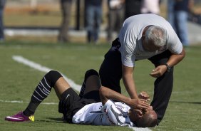 O enfermeiro Cear atende Liedson durante treino do Corinthians esta manh no CT Joaquim Grava, no Parque Ecolgico do Tiete. O time se prepara para o jogo contra o Coritiba, dia 29/05, domingo a tarde, no estdio da Fonte Luminosa, em Araraquara, pela 2 rodada do Brasileiro 2011