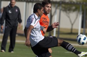 Paulinho e Paulo Andr durante treino do Corinthians esta manh no CT Joaquim Grava, no Parque Ecolgico do Tiete. O time se prepara para o jogo contra o Coritiba, dia 29/05, domingo a tarde, no estdio da Fonte Luminosa, em Araraquara, pela 2 rodada do Brasileiro 2011