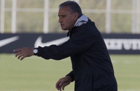 Tite durante treino do Corinthians esta manh no CT Joaquim Grava, no Parque Ecolgico do Tiete. O time se prepara para o jogo contra o Coritiba, dia 29/05, domingo a tarde, no estdio da Fonte Luminosa, em Araraquara, pela 2 rodada do Brasileiro 2011