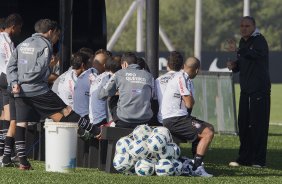 Tite fala aos jogadores durante treino do Corinthians esta manh no CT Joaquim Grava, no Parque Ecolgico do Tiete. O time se prepara para o jogo contra o Coritiba, dia 29/05, domingo a tarde, no estdio da Fonte Luminosa, em Araraquara, pela 2 rodada do Brasileiro 2011