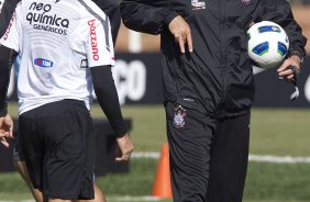 Tite orienta Morais durante treino do Corinthians esta manh no CT Joaquim Grava, no Parque Ecolgico do Tiete. O time se prepara para o jogo contra o Coritiba, dia 29/05, domingo a tarde, no estdio da Fonte Luminosa, em Araraquara, pela 2 rodada do Brasileiro 2011