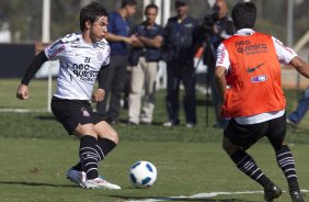 Willian durante treino do Corinthians esta manh no CT Joaquim Grava, no Parque Ecolgico do Tiete. O time se prepara para o jogo contra o Coritiba, dia 29/05, domingo a tarde, no estdio da Fonte Luminosa, em Araraquara, pela 2 rodada do Brasileiro 2011