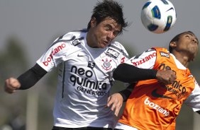 Willian e Jorge Henrique durante treino do Corinthians esta manh no CT Joaquim Grava, no Parque Ecolgico do Tiete. O time se prepara para o jogo contra o Coritiba, dia 29/05, domingo a tarde, no estdio da Fonte Luminosa, em Araraquara, pela 2 rodada do Brasileiro 2011