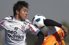 Willian e Jorge Henrique durante treino do Corinthians esta manh no CT Joaquim Grava, no Parque Ecolgico do Tiete. O time se prepara para o jogo contra o Coritiba, dia 29/05, domingo a tarde, no estdio da Fonte Luminosa, em Araraquara, pela 2 rodada do Brasileiro 2011