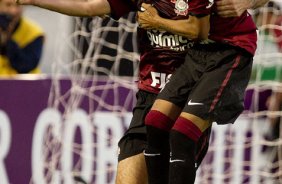 Danailo comemora seu gol com Liedson durante a partida entre Corinthians x Coritiba, realizada esta tarde no estdio da Fonte, em Araraquara/SP, segunda rodada do Campeonato Brasileiro de 2011