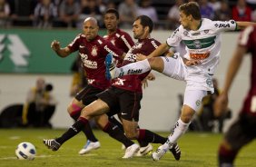 Danilo faz o segundo gol do Corinthians durante a partida entre Corinthians x Coritiba, realizada esta tarde no estdio da Fonte, em Araraquara/SP, segunda rodada do Campeonato Brasileiro de 2011