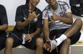 Liedson e Paulinho nos vestiários antes da partida entre Corinthians x Coritiba, realizada esta tarde no estádio da Fonte, em Araraquara/SP, segunda rodada do Campeonato Brasileiro de 2011