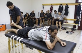 O fisioterapeuta Bruno Mazziotti com Danilo nos vestiários antes da partida entre Corinthians x Coritiba, realizada esta tarde no estádio da Fonte, em Araraquara/SP, segunda rodada do Campeonato Brasileiro de 2011