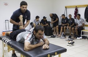 O fisioterapeuta Bruno Mazziotti com Danilo nos vestirios antes da partida entre Corinthians x Coritiba, realizada esta tarde no estdio da Fonte, em Araraquara/SP, segunda rodada do Campeonato Brasileiro de 2011