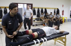 O fisioterapeuta Bruno Mazziotti com Willian nos vestiários antes da partida entre Corinthians x Coritiba, realizada esta tarde no estádio da Fonte, em Araraquara/SP, segunda rodada do Campeonato Brasileiro de 2011
