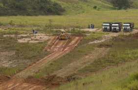 Hoje pela manhã começaram os trabalhos de terraplanagem do local onde será construído o futuro estádio do Corinthians, no bairro de Itaquera, zona leste de São Paulo. O time se prepara para o jogo contra o Flamengo, dia 05/06, domingo a tarde, no estádio do Engenhão, no Rio de Janeiro, pela 3ª rodada do Brasileirão 2011