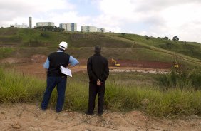 Hoje pela manhã começaram os trabalhos de terraplanagem do local onde será construído o futuro estádio do Corinthians, no bairro de Itaquera, zona leste de São Paulo. O time se prepara para o jogo contra o Flamengo, dia 05/06, domingo a tarde, no estádio do Engenhão, no Rio de Janeiro, pela 3ª rodada do Brasileirão 2011