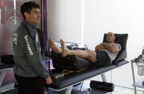O meia Alex, ao lado de Alessandro fazendo tratamento, esteve hoje a tarde no CT Joaquim Grava, no Parque Ecológico do Tiete, fazendo alguns exames. O time se prepara para o jogo contra o Flamengo, dia 05/06, domingo a tarde, no estádio do Engenhão, pela 3ª rodada do Brasileirão 2011