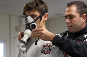O meia Alex, ao lado do fisiologista Antônio Fedato Filho esteve hoje a tarde no CT Joaquim Grava, no Parque Ecológico do Tiete, fazendo alguns exames. O time se prepara para o jogo contra o Flamengo, dia 05/06, domingo a tarde, no estádio do Engenhão, pela 3ª rodada do Brasileirão 2011
