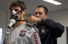 O meia Alex, ao lado do fisiologista Antônio Fedato Filho esteve hoje a tarde no CT Joaquim Grava, no Parque Ecológico do Tiete, fazendo alguns exames. O time se prepara para o jogo contra o Flamengo, dia 05/06, domingo a tarde, no estádio do Engenhão, pela 3ª rodada do Brasileirão 2011