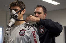 O meia Alex, ao lado do fisiologista Antnio Fedato Filho esteve hoje a tarde no CT Joaquim Grava, no Parque Ecolgico do Tiete, fazendo alguns exames. O time se prepara para o jogo contra o Flamengo, dia 05/06, domingo a tarde, no estdio do Engenho, pela 3 rodada do Brasileiro 2011