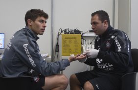O meia Alex, ao lado do fisiologista Antônio Fedato Filho esteve hoje a tarde no CT Joaquim Grava, no Parque Ecológico do Tiete, fazendo alguns exames. O time se prepara para o jogo contra o Flamengo, dia 05/06, domingo a tarde, no estádio do Engenhão, pela 3ª rodada do Brasileirão 2011