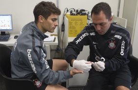 O meia Alex, ao lado do fisiologista Antônio Fedato Filho esteve hoje a tarde no CT Joaquim Grava, no Parque Ecológico do Tiete, fazendo alguns exames. O time se prepara para o jogo contra o Flamengo, dia 05/06, domingo a tarde, no estádio do Engenhão, pela 3ª rodada do Brasileirão 2011