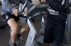 O meia Alex, ao lado do fisiologista Guilherme Rodrigues, esteve hoje a tarde no CT Joaquim Grava, no Parque Ecológico do Tiete, fazendo alguns exames. O time se prepara para o jogo contra o Flamengo, dia 05/06, domingo a tarde, no estádio do Engenhão, pela 3ª rodada do Brasileirão 2011