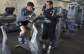 O meia Alex, ao lado do fisiologista Guilherme Rodrigues, esteve hoje a tarde no CT Joaquim Grava, no Parque Ecolgico do Tiete, fazendo alguns exames. O time se prepara para o jogo contra o Flamengo, dia 05/06, domingo a tarde, no estdio do Engenho, pela 3 rodada do Brasileiro 2011