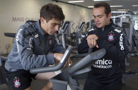 O meia Alex, ao lado do fisiologista Guilherme Rodrigues esteve hoje a tarde no CT Joaquim Grava, no Parque Ecológico do Tiete, fazendo alguns exames. O time se prepara para o jogo contra o Flamengo, dia 05/06, domingo a tarde, no estádio do Engenhão, pela 3ª rodada do Brasileirão 2011