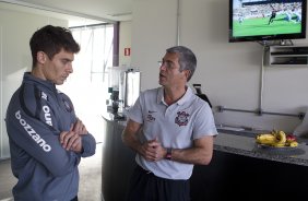 O meia Alex, ao lado do fisioterapeuta Paulo Vieira, esteve hoje a tarde no CT Joaquim Grava, no Parque Ecológico do Tiete, fazendo alguns exames. O time se prepara para o jogo contra o Flamengo, dia 05/06, domingo a tarde, no estádio do Engenhão, pela 3ª rodada do Brasileirão 2011