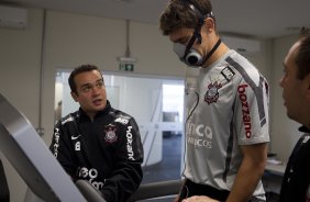 O meia Alex, ao lado dos fisiologistas Guilherme Rodrigues e Antnio Fedato Filho(d) esteve hoje a tarde no CT Joaquim Grava, no Parque Ecolgico do Tiete, fazendo alguns exames. O time se prepara para o jogo contra o Flamengo, dia 05/06, domingo a tarde, no estdio do Engenho, pela 3 rodada do Brasileiro 2011